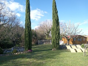 Property grounds - “Les Lavandes” Room: Mountain View, Shared Garden & Wi-Fi (Portes-en-Valdaine)