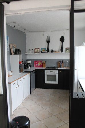 Fridge, microwave, oven, stovetop - “Les Lavandes” Room: Mountain View, Shared Garden & Wi-Fi (Portes-en-Valdaine)
