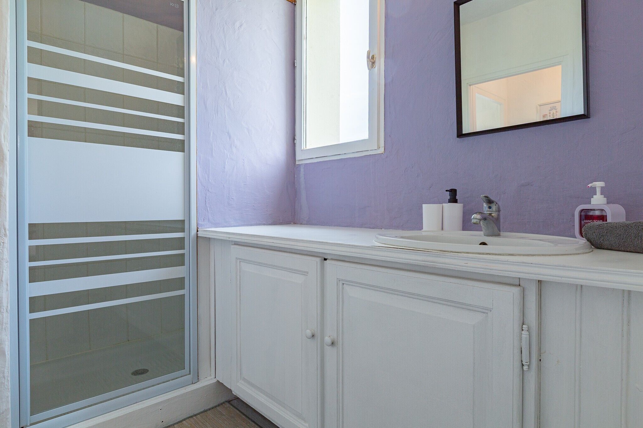 Douche, articles de toilette gratuits, sèche-cheveux