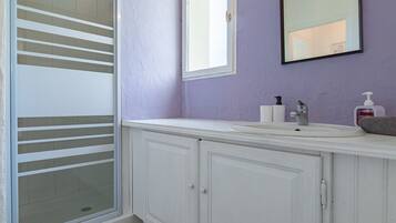 Douche, articles de toilette gratuits, sèche-cheveux
