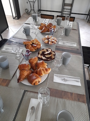 Dining - “Les Lavandes” Room: Mountain View, Shared Garden & Wi-Fi (Portes-en-Valdaine)