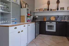 Cafetera o tetera, frigorífico, microondas y placa de cocina