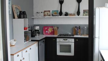 Een koelkast, een microgolfoven, een oven, een kookplaat