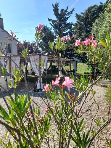 Chambre « Les Lavandes » : vue montagne, jardin partagé et Wi-Fi