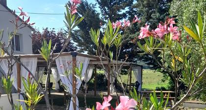 Chambre « Les Lavandes » : vue montagne, jardin partagé et Wi-Fi