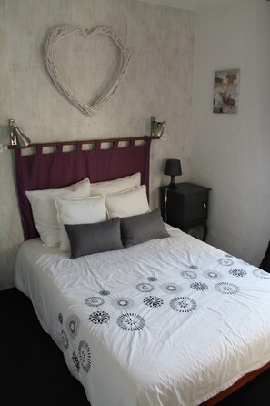 WiFi, bed sheets - “Les Nougats” Room with Private Terrace, Shared Garden & Wi-Fi (Portes-en-Valdaine)