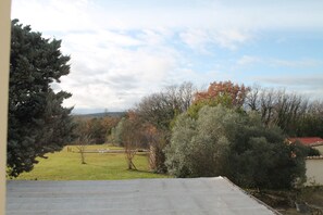 Property grounds - “Les Nougats” Room with Private Terrace, Shared Garden & Wi-Fi (Portes-en-Valdaine)