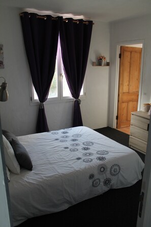 WiFi, bed sheets - “Les Nougats” Room with Private Terrace, Shared Garden & Wi-Fi (Portes-en-Valdaine)