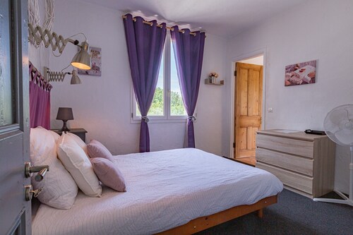 Chambre « Les Nougats » avec terrasse privée, jardin partagé et Wi-Fi