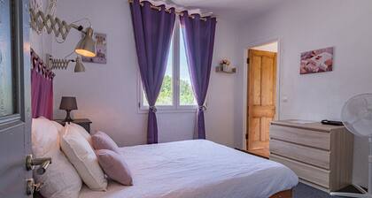 Chambre « Les Nougats » avec terrasse privée, jardin partagé et Wi-Fi