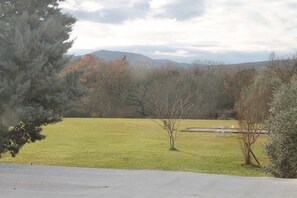 Property grounds - “Les Nougats” Room with Private Terrace, Shared Garden & Wi-Fi (Portes-en-Valdaine)