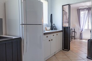Interior - “Les Nougats” Room with Private Terrace, Shared Garden, and Wi-Fi (Portes-en-Valdaine)
