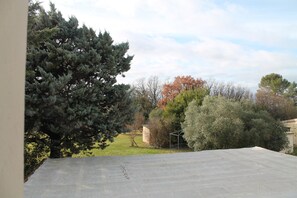 Property grounds - “Les Oliviers” Room: Mountain View, Shared Garden & Wi-Fi (Portes-en-Valdaine)