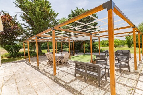 Chambre « Les Oliviers » : vue montagne, jardin partagé et Wi-Fi