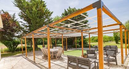 Chambre « Les Oliviers » : vue montagne, jardin partagé et Wi-Fi