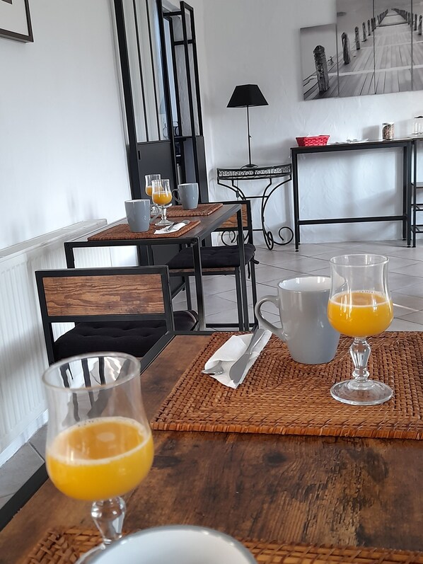 A dining area with tables, chairs, and a lamp.