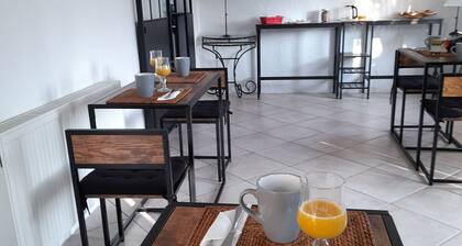 “Les Oliviers” Room: Mountain View, Shared Garden & Wi-Fi