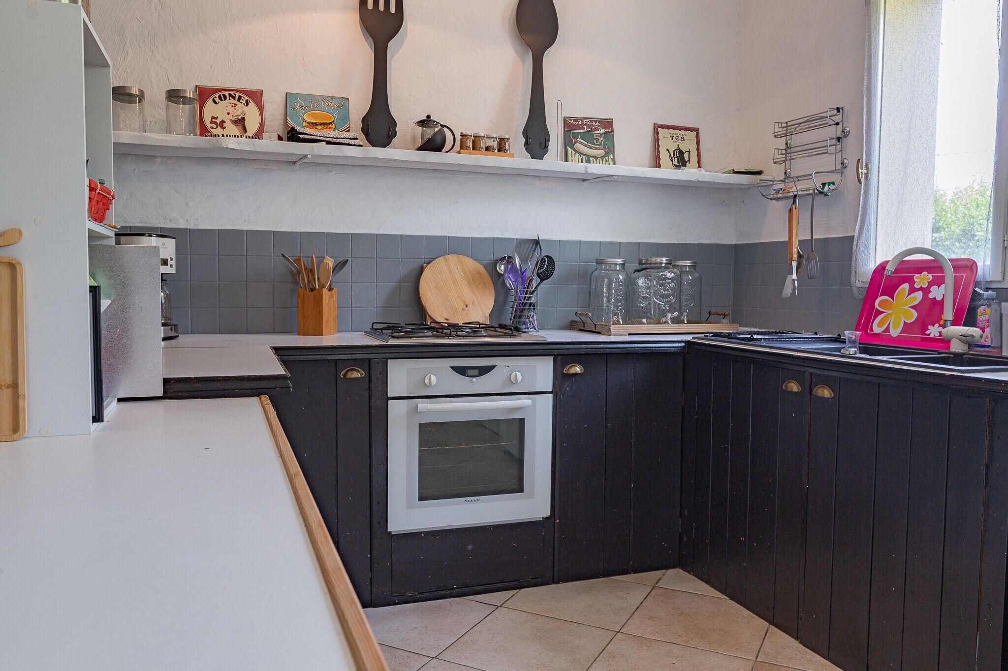 Cafetière/bouilloire, réfrigérateur, micro-ondes, plaque de cuisson