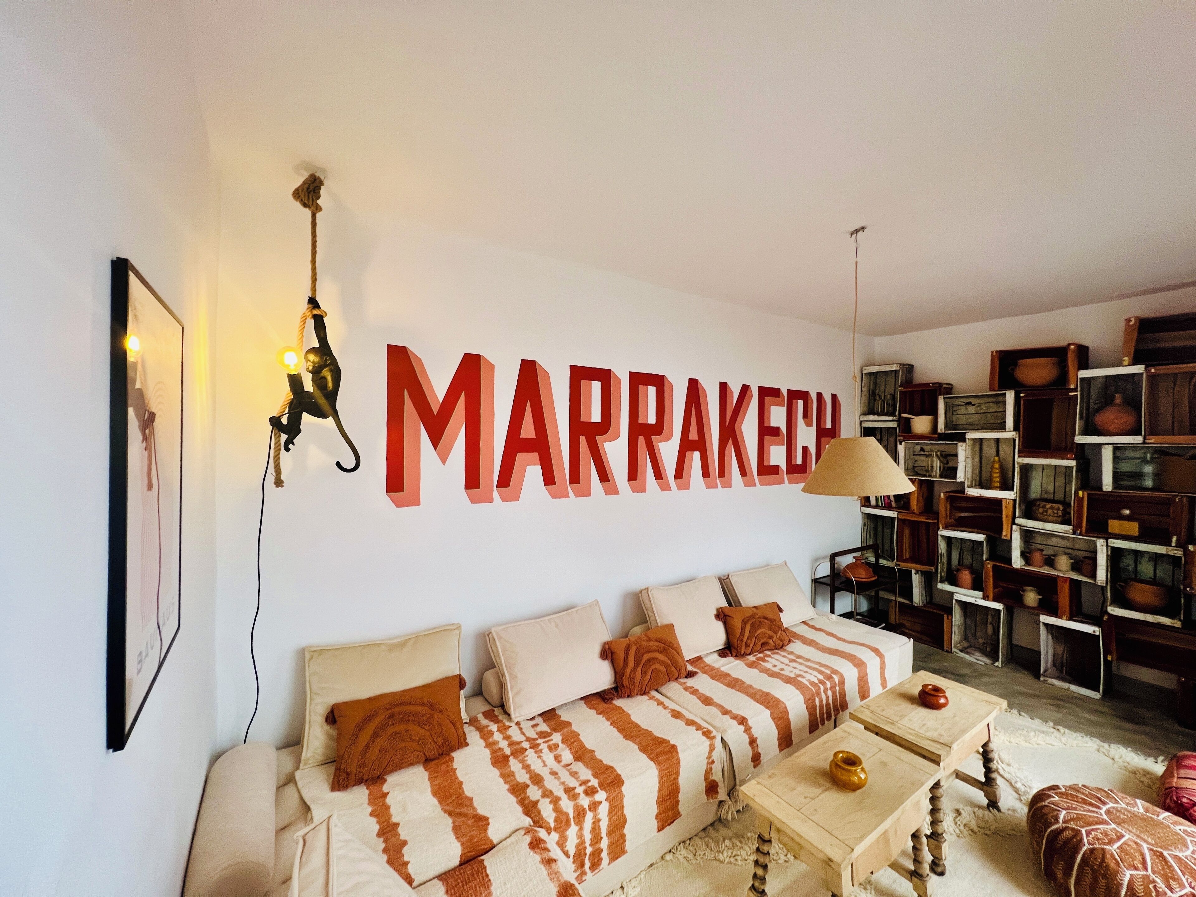 Een gezellige woonkamer met een groot wandbord waarop 