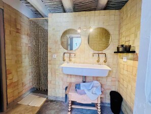Dusche, Haartrockner, Handtücher, Seife