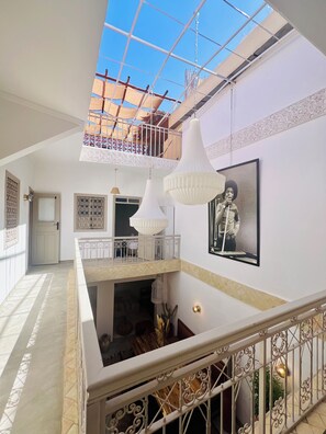 المنطقة المحيطة بالمنشأة