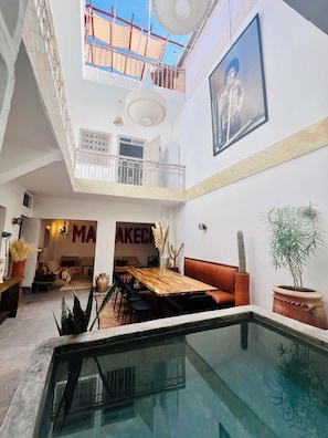 Outdoor dining - Riad in the heart of the medina, cosy and bright, pool and services (Marrakech)