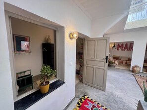 مكواة/لوح كي وسرير سفر وواي فاي مجانًا وملاءات أسرّة