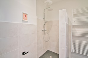 Luxury Apartment, 1 King Bed, Kitchen, City View | Bathroom | Free toiletries, hair dryer, towels, soap - Full House Suites  Appartment 2 (Halle (Saale))