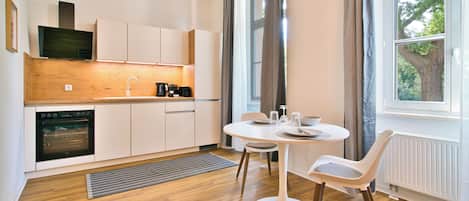 럭셔리 아파트, 킹사이즈침대 1개, 주방, 시내 전망 | 전용 주방 | 대용량 냉장고, 쿡탑, 식기 세척기, 조리 도구/접시/주방 기구