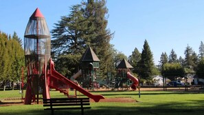 Children's area - Near Lake Mendocino + Free Breakfast. Pool. (Ukiah)