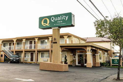 Close to Lake Mendocino + Free Breakfast. Pool.