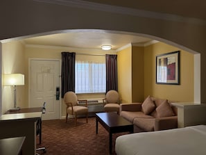 1 bedroom, desk, iron/ironing board, WiFi - Close to Lake Mendocino + Free Breakfast. Pool. (Ukiah)