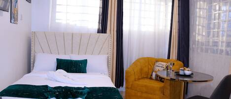 Tabla de planchar con plancha, wifi y ropa de cama