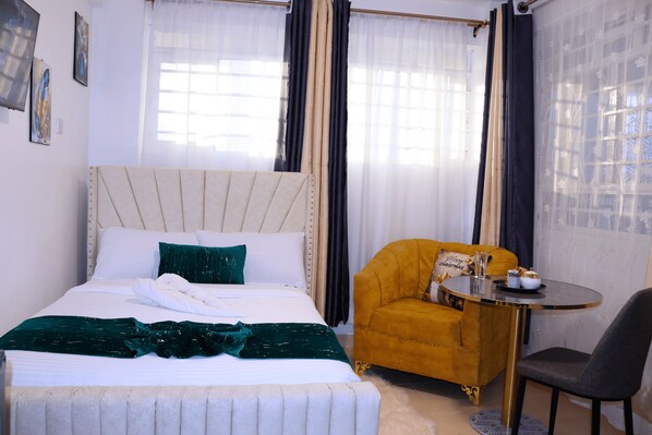 Tabla de planchar con plancha, wifi y ropa de cama