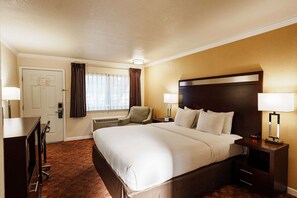 1 bedroom, desk, iron/ironing board, WiFi - Near Nelson Family Vineyards + Breakfast. Pool. (Ukiah)