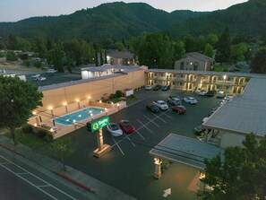 Exterior - Near Nelson Family Vineyards + Breakfast. Pool. (Ukiah)