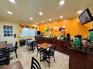 Dining - Close to Nelson Family Vineyard + Breakfast. Pool. (Ukiah)