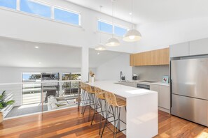 Kylskåp, mikrovågsugn, ugn och spishäll