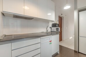 Een magnetron, een koffiezetapparaat/waterkoker