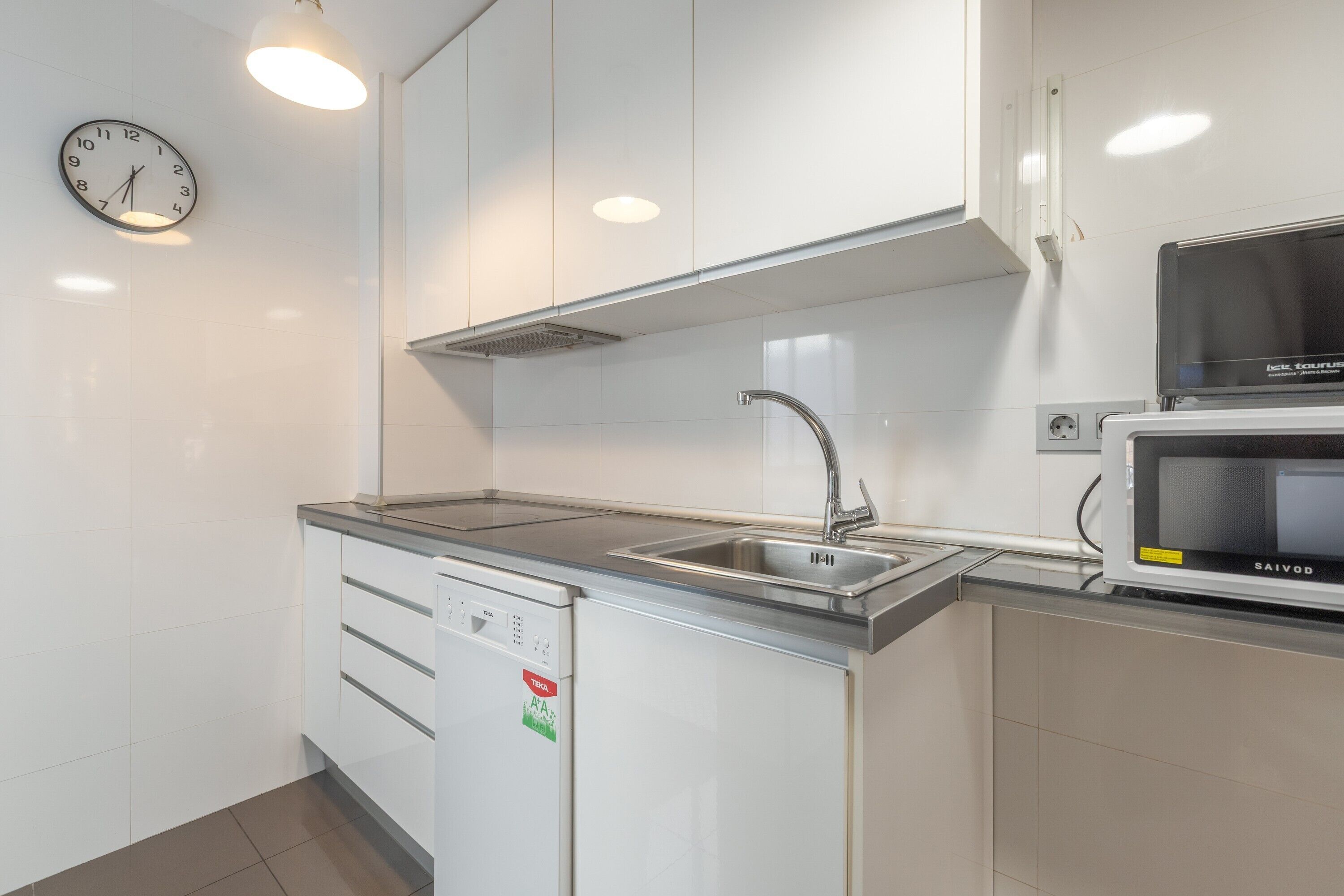 Mikrowelle, Wasserkocher mit Kaffee-/Teezubehör