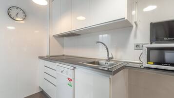 Mikrowelle, Wasserkocher mit Kaffee-/Teezubehör