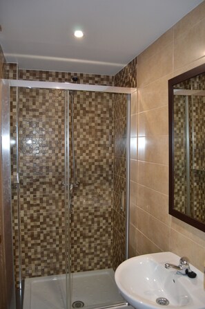 Chuveiro, secador de cabelo, toalhas de banho 