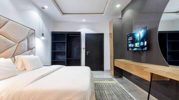 Apartament econòmic, balcó, vistes a la ciutat | Escriptori, espai de treball apte per a portàtils i cortines opaques