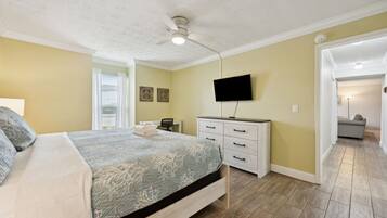 Apartment, 2 Schlafzimmer | 2 Schlafzimmer, laptopgeeigneter Arbeitsplatz, Bügeleisen/Bügelbrett