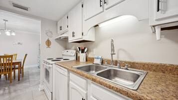 Apartment, 2 Schlafzimmer | Eigene Küche | Kühlschrank, Ofen, Wasserkocher mit Kaffee-/Teezubehör, Toaster