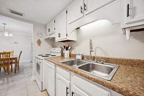 コンドミニアム 2 ベッドルーム | 専用キッチン | 冷蔵庫、オーブン、コーヒー / ティーメーカー、トースター