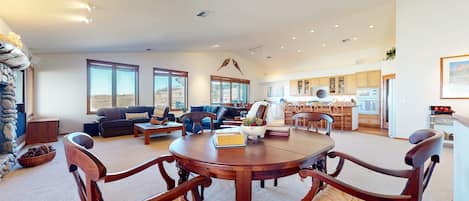 Leilighet, 4 soverom | Oppholdsområde | Smart-TV