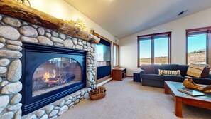Living area - Snowcreek V #819 4 Bedroom Condo (Mammoth Lakes)