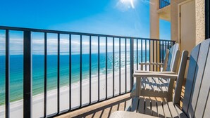 Ein Balkon mit Blick auf das Meer und den Strand.