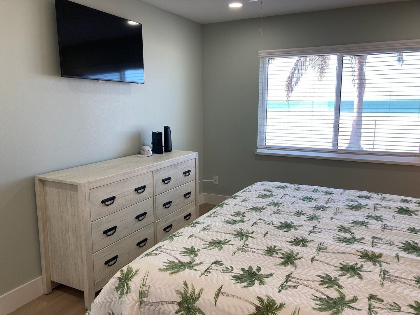 Casa, 2 habitaciones | 2 dormitorios y tabla de planchar con plancha